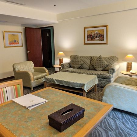ฮาวาร์ด บีช รีสอร์ท เขิ่นติง ภายนอก รูปภาพ A living room in a suite at the hotel