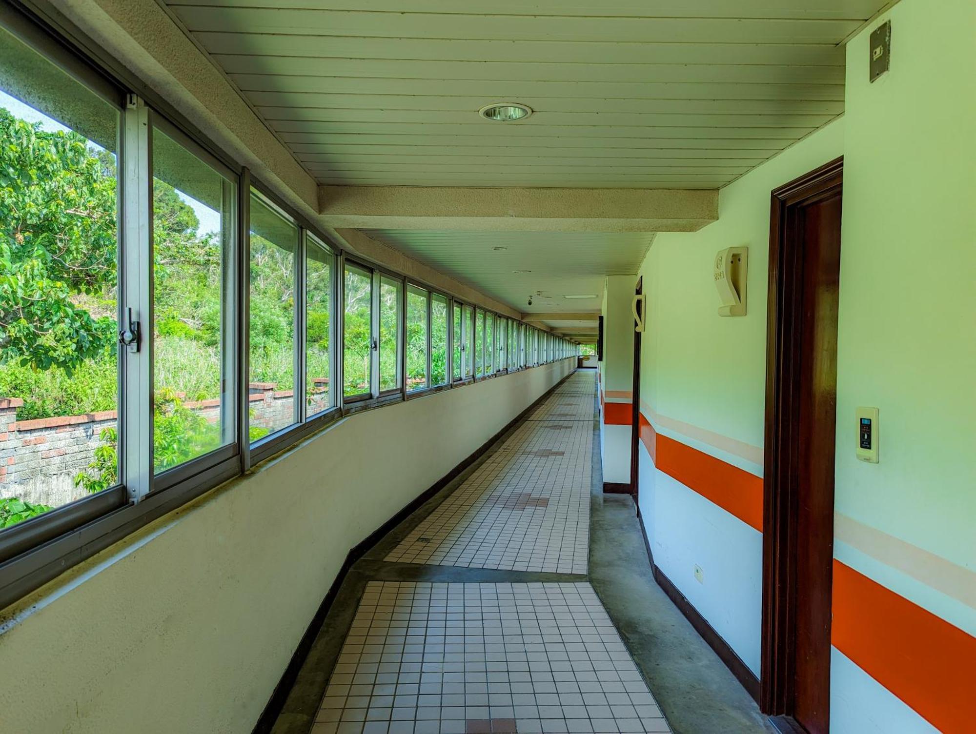 ฮาวาร์ด บีช รีสอร์ท เขิ่นติง ภายนอก รูปภาพ A corridor in the 1970s