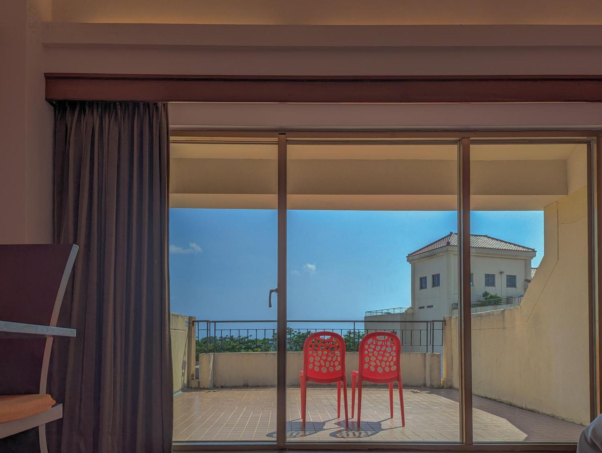 ฮาวาร์ด บีช รีสอร์ท เขิ่นติง ภายนอก รูปภาพ A sliding door