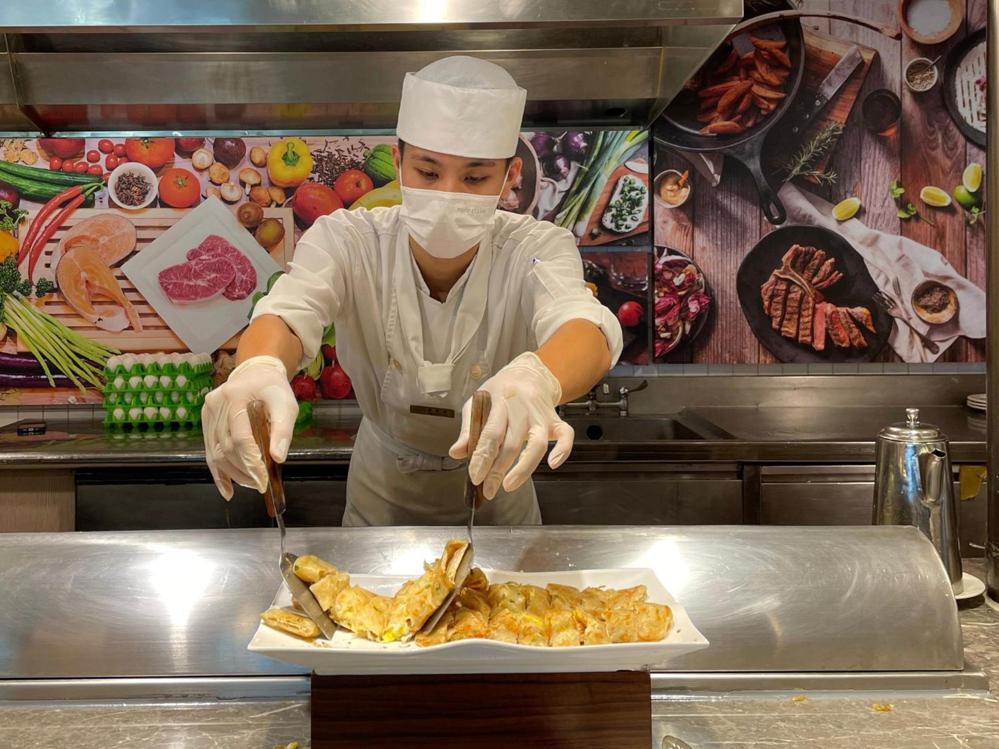 ฮาวาร์ด บีช รีสอร์ท เขิ่นติง ภายนอก รูปภาพ A cook wearing a hair net and a face mask