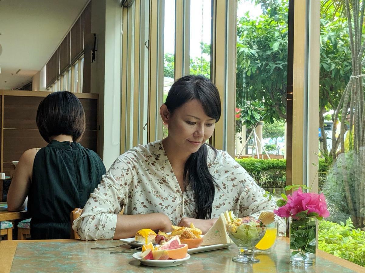 ฮาวาร์ด บีช รีสอร์ท เขิ่นติง ภายนอก รูปภาพ A woman eating a meal