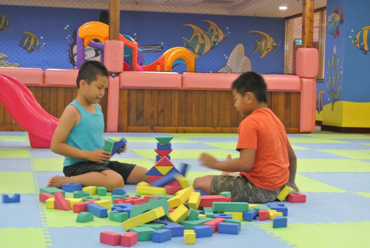ฮาวาร์ด บีช รีสอร์ท เขิ่นติง ภายนอก รูปภาพ Children playing with blocks