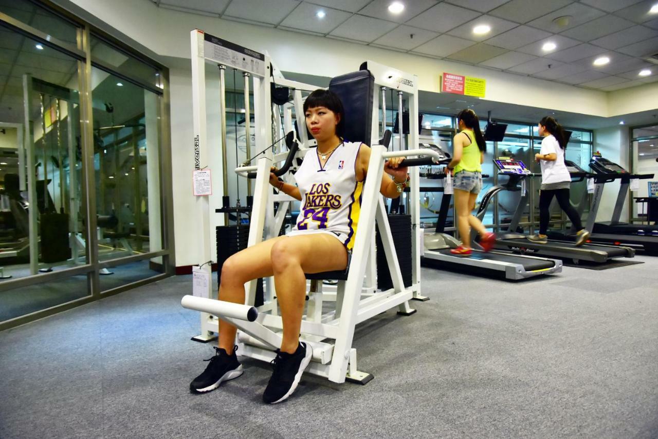 ฮาวาร์ด บีช รีสอร์ท เขิ่นติง ภายนอก รูปภาพ A woman performing a leg press