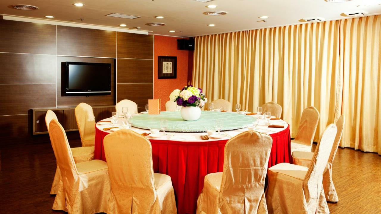 ฮาวาร์ด บีช รีสอร์ท เขิ่นติง ภายนอก รูปภาพ A round table with a red tablecloth
