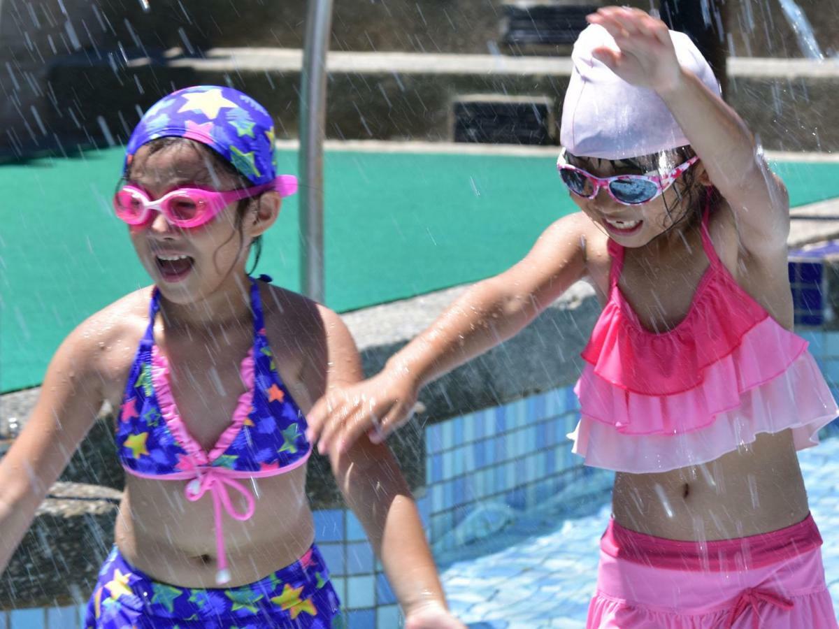 ฮาวาร์ด บีช รีสอร์ท เขิ่นติง ภายนอก รูปภาพ Two girls wearing swim caps