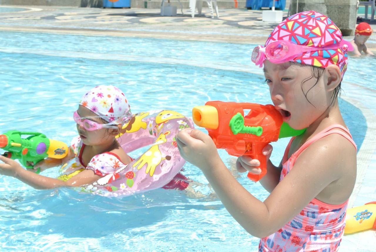 ฮาวาร์ด บีช รีสอร์ท เขิ่นติง ภายนอก รูปภาพ Children playing with water guns