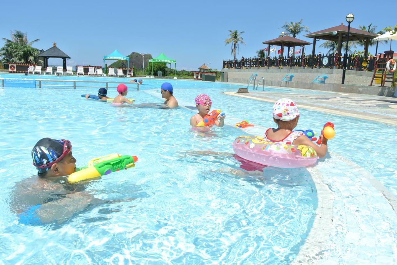 ฮาวาร์ด บีช รีสอร์ท เขิ่นติง ภายนอก รูปภาพ Children playing in a swimming pool