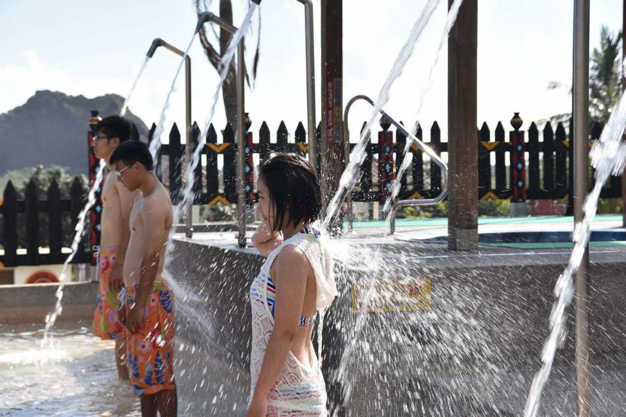 ฮาวาร์ด บีช รีสอร์ท เขิ่นติง ภายนอก รูปภาพ A shower at a water park