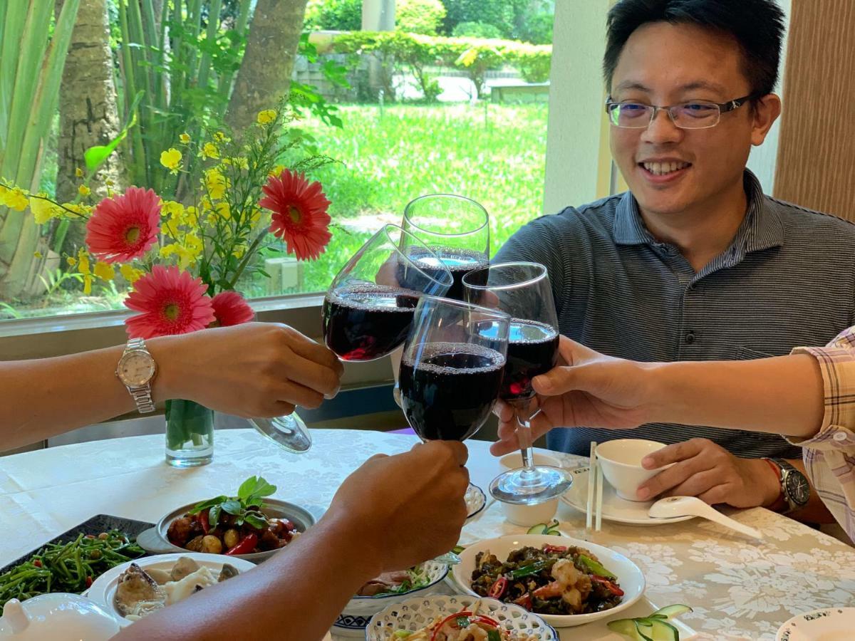 ฮาวาร์ด บีช รีสอร์ท เขิ่นติง ภายนอก รูปภาพ A toast with wine